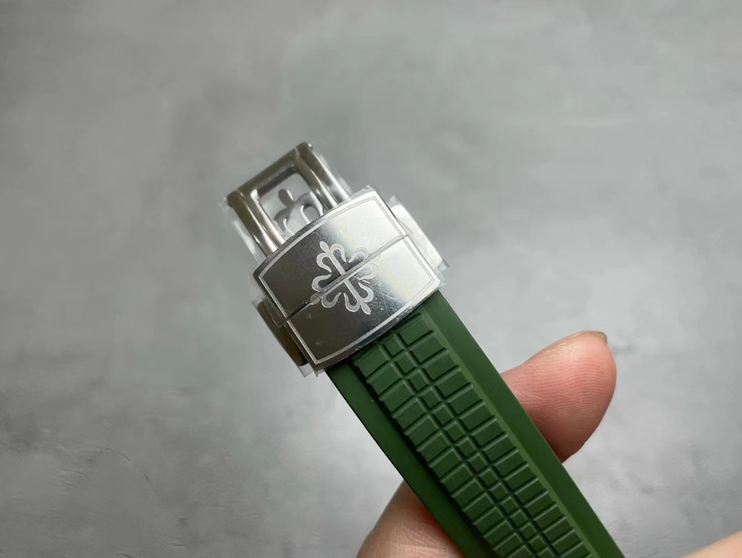 Patek Philippe Aquanaut Series 5968G-010, Khaki Green Dial, 42.2mm size.