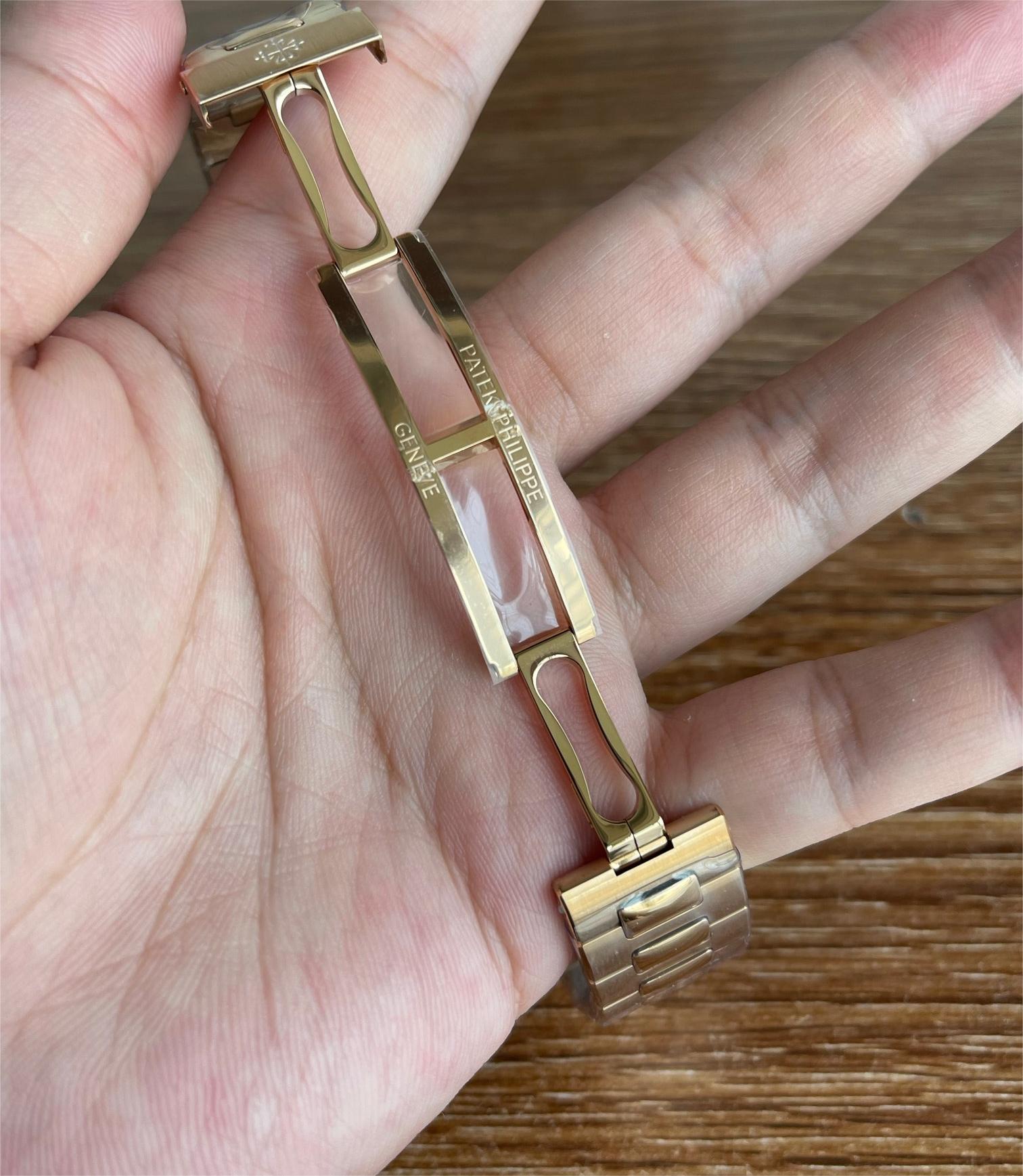 Patek Philippe Nautilus series 5711 Rose Gold Case with grey Dial Steel Bracelet, 40mm Size.