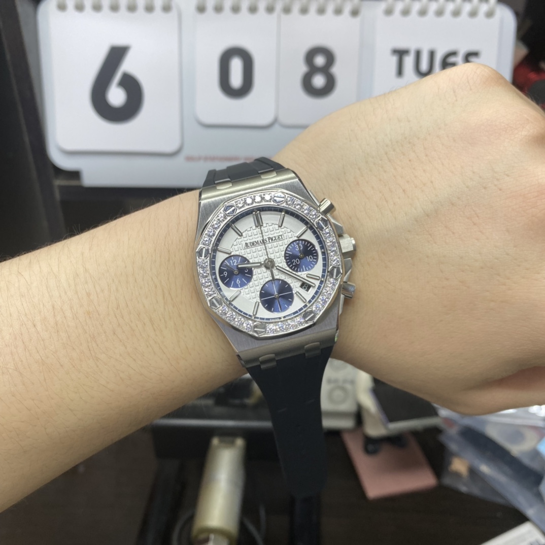 Audemars Piguet Royal Oak Offshore Series 26231ST.ZZ.D010CA.01, Silver Panda Dial, 37mm Size.