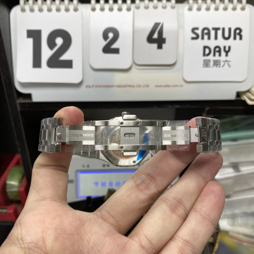 Audemars Piguet Royal Oak Offshore Series15202IP.OO.1240IP.01, Smoked Blue Dial, 39mm Size.