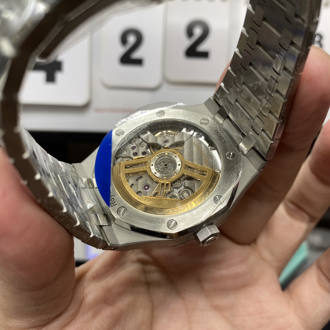 Audemars Piguet Royal Oak Offshore Series15500ST.OO.1220ST.04, White Dial Steel Bracelet, 41mm Size.