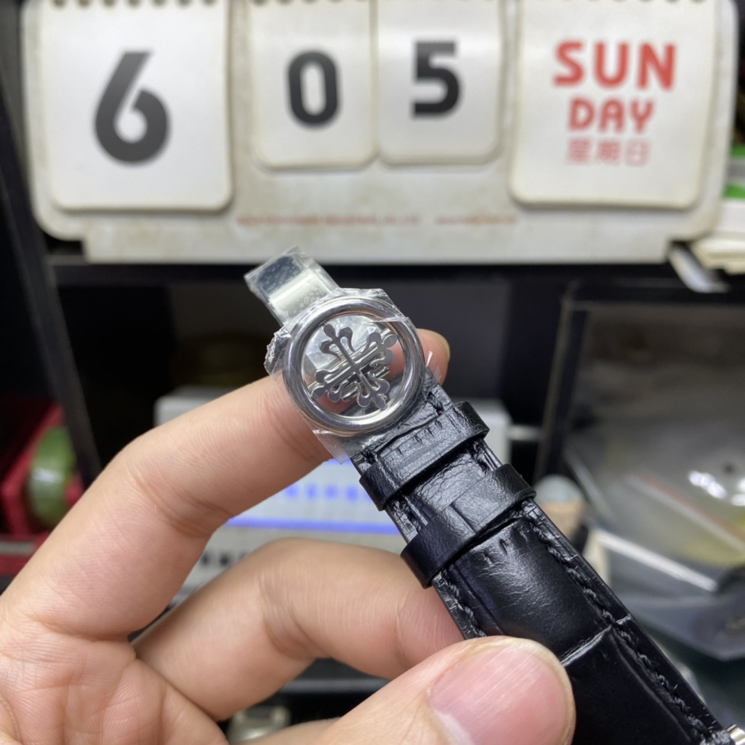 Patek Philippe Complicated Chronograph Series 5396G-011, white dial, Day Month Date and Moon Phase Complications function, 38.5mm Size.