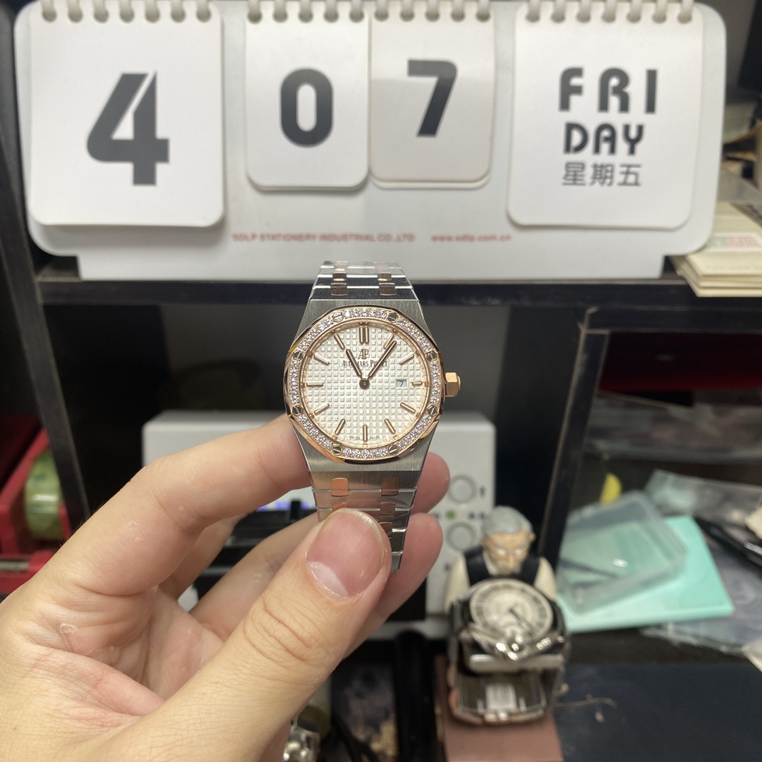 Audemars Piguet Royal Oak Offshore Series 67651SR.ZZ.1261SR.01, Rose Gold White Dial Steel Bracelet, 33mm size.