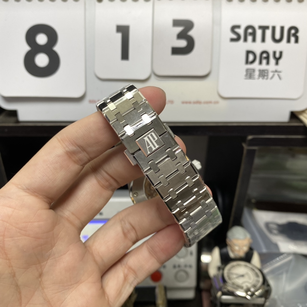 Audemars Piguet Royal Oak Offshore Series 15400ST.OO.1220ST.03, Blue Dial, 41mm Size.