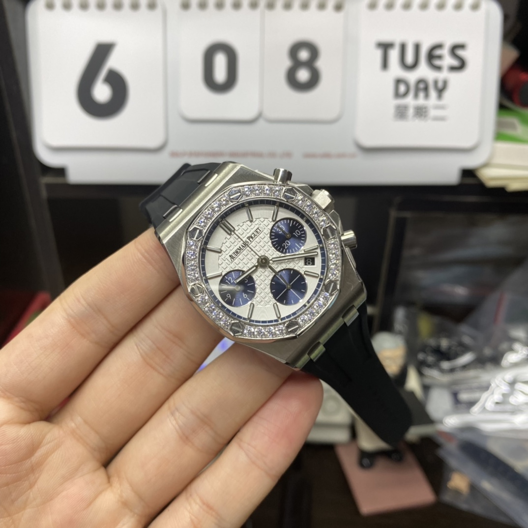 Audemars Piguet Royal Oak Offshore Series 26231ST.ZZ.D010CA.01, Silver Panda Dial, 37mm Size.