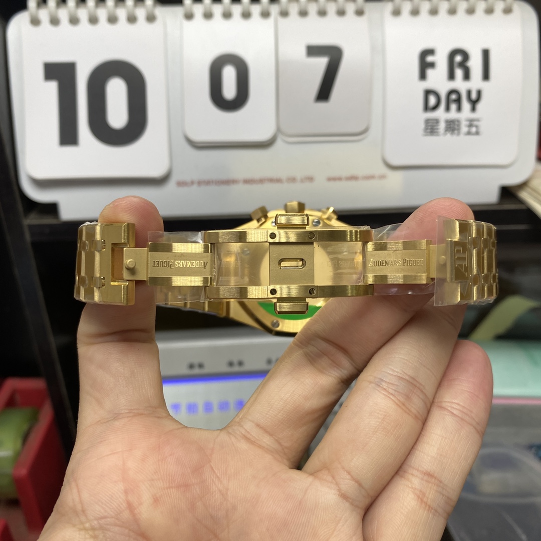 Audemars Piguet Royal Oak Offshore Series 26331BA.OO.1220BA.02, Gold Case Green Dial Stainless Steel Bracelet, 41mm Size.