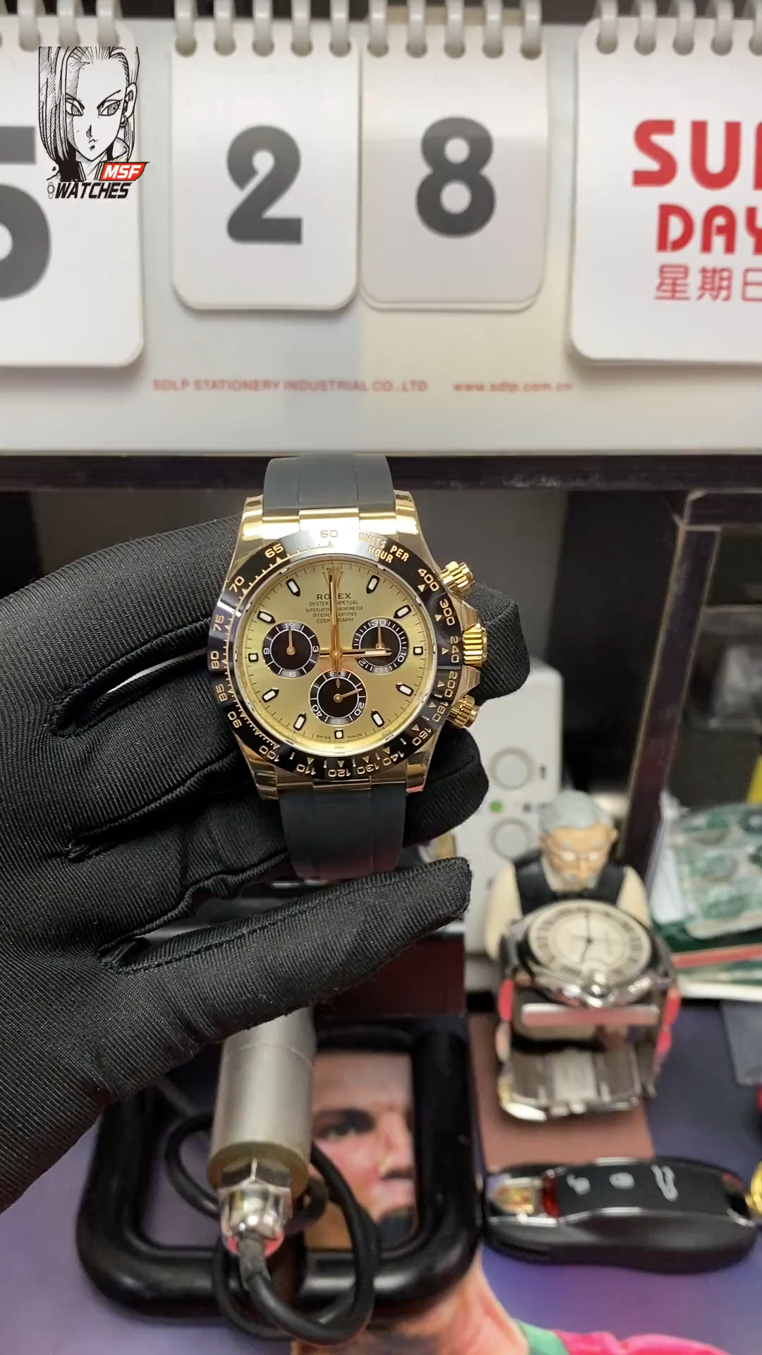 Rolex Cosmograph Daytona Series 116518LN-0040, gold case gold dial and rubber strap, 40mm size.