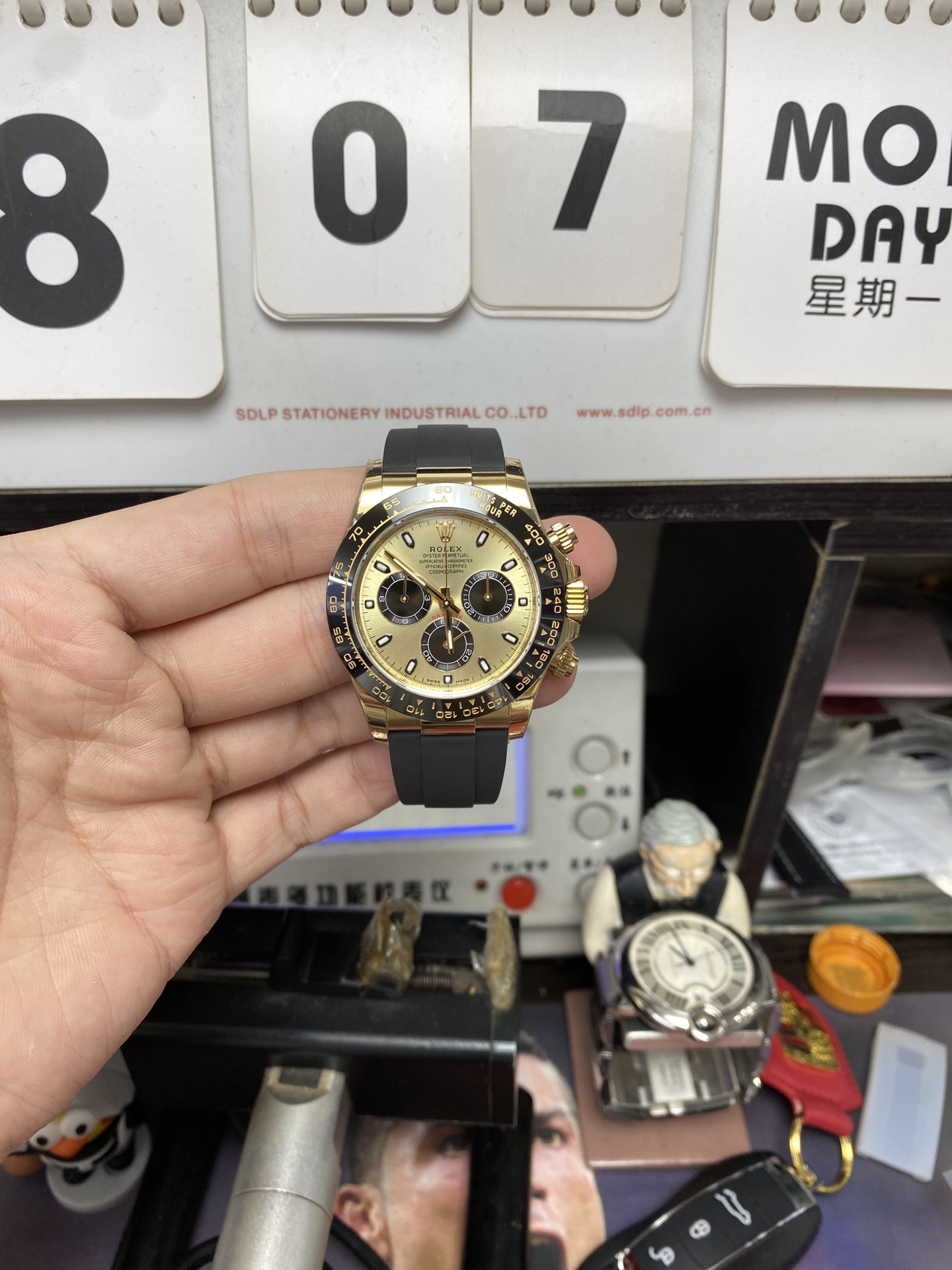 Rolex Cosmograph Daytona Series 116518LN-0040, gold case gold dial and rubber strap, 40mm size.