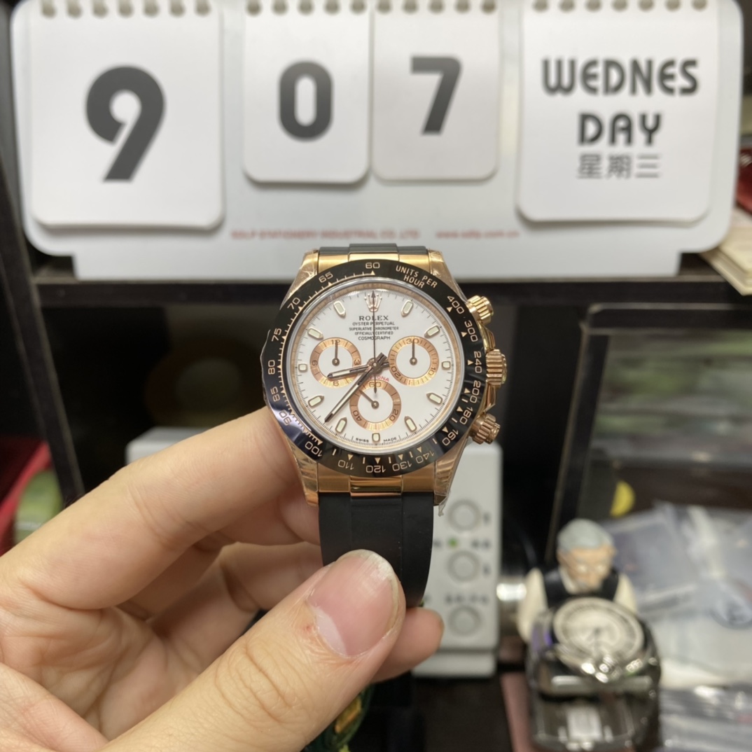 Rolex Cosmograph Daytona Series M116515ln-0019, White Dial Ceramic Bezel Rubber Strap Rose Gold Markers Three Sub-dials, 40mm size.