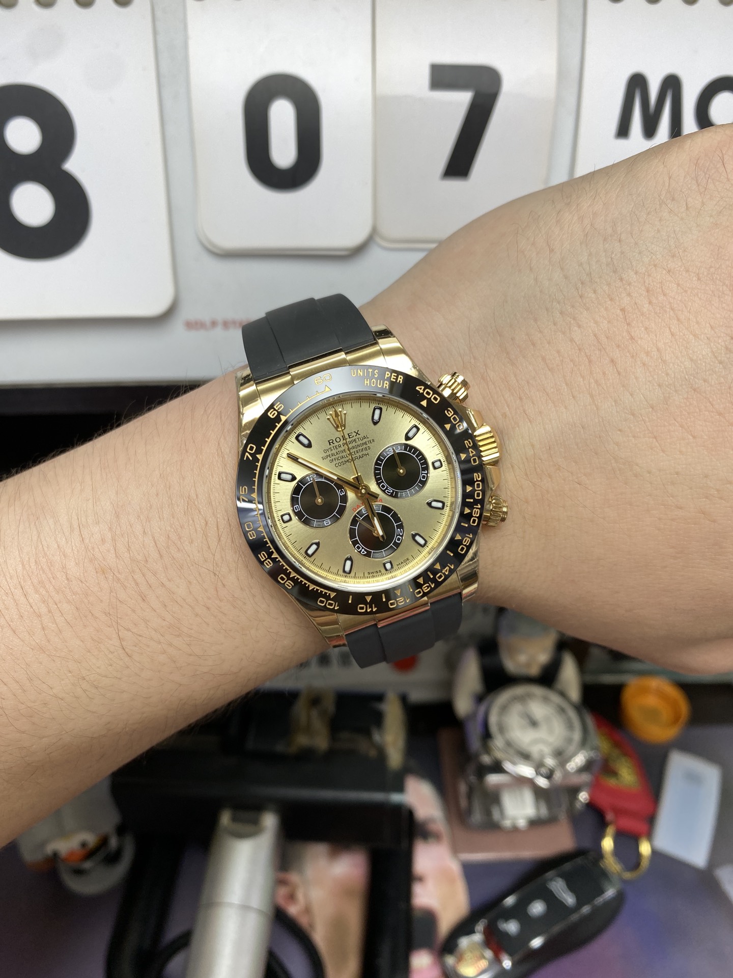 Rolex Cosmograph Daytona Series 116518LN-0040, gold case gold dial and rubber strap, 40mm size.