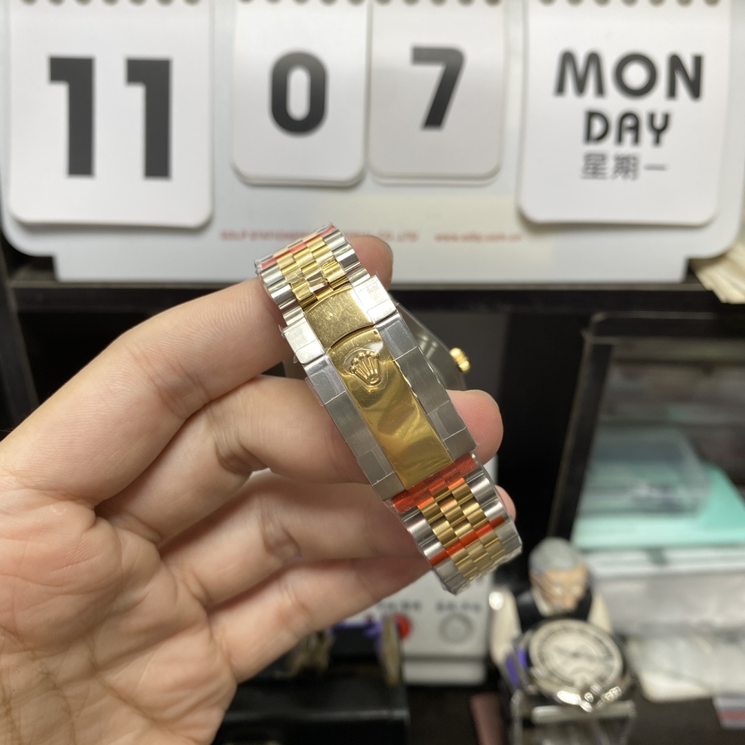 Rolex Datejust series m126333-0006, two-tone gold case black dial with diamond markers and a five-link two-tone gold bracelet, 41mm size.