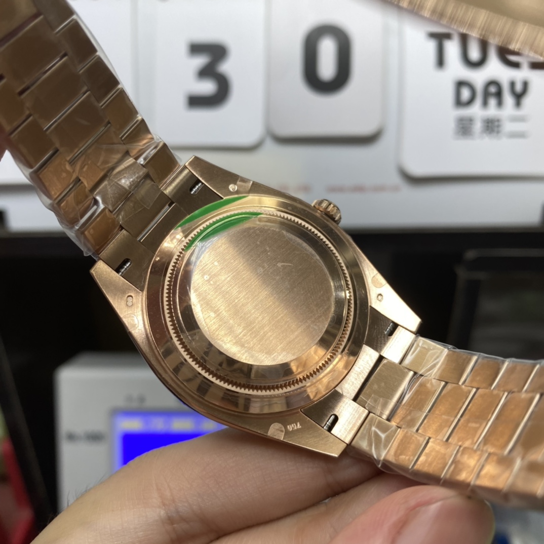 Rolex Day-Date Series m228235-0003, Full Everose Gold Case Gradient Brown Dial, Instantaneous Day and Date Functions, 40mm Size.