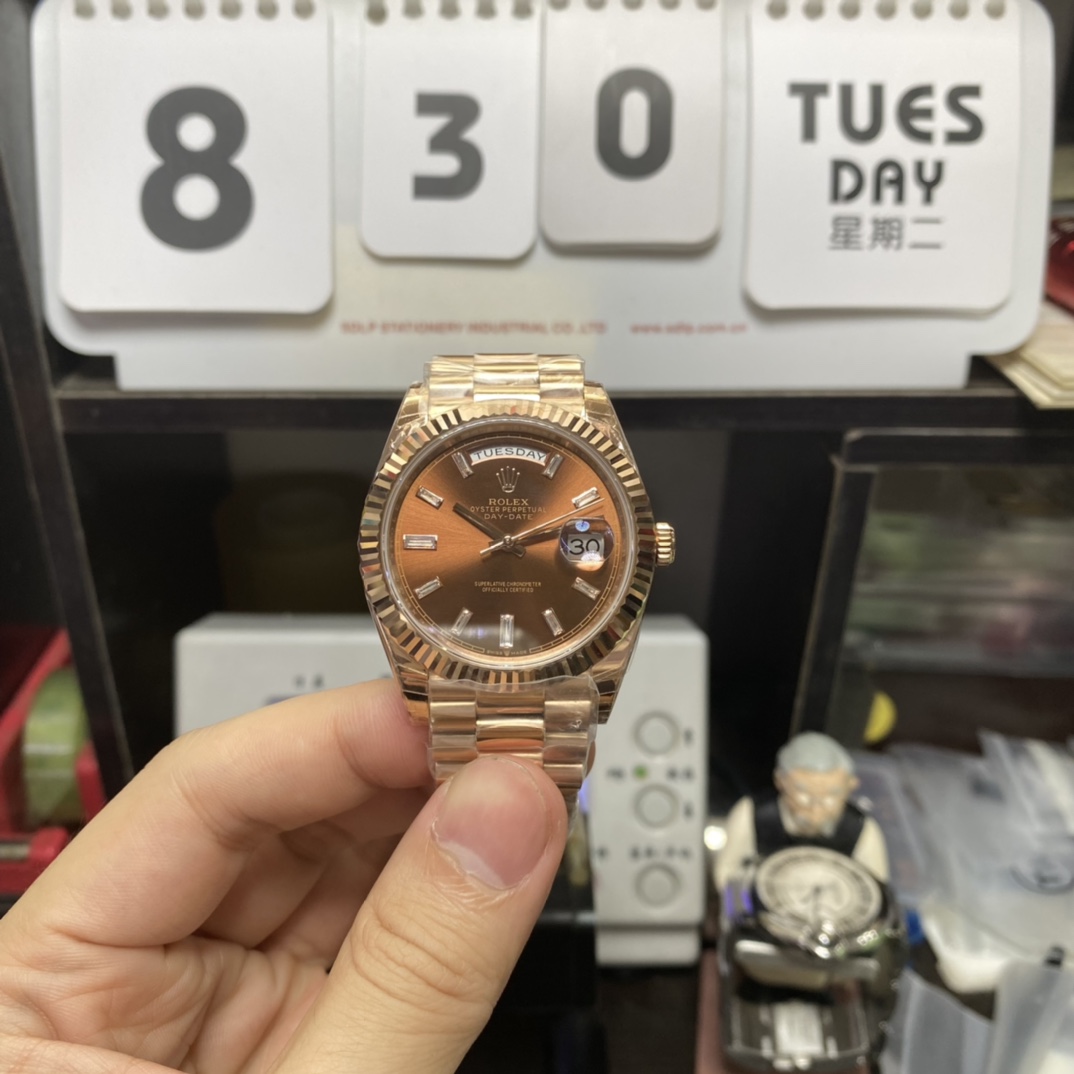 Rolex Day-Date Series m228235-0003, Full Everose Gold Case Gradient Brown Dial, Instantaneous Day and Date Functions, 40mm Size.