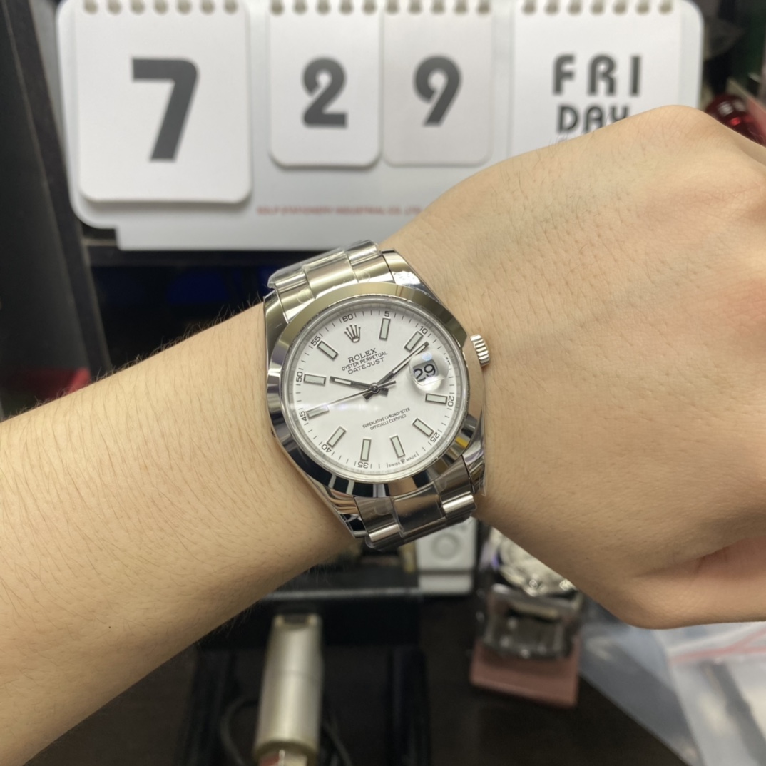 Rolex Datejust series m126300-0005, White Dial with Smooth Bezel, 41mm size, Oyster stainless steel bracelet.