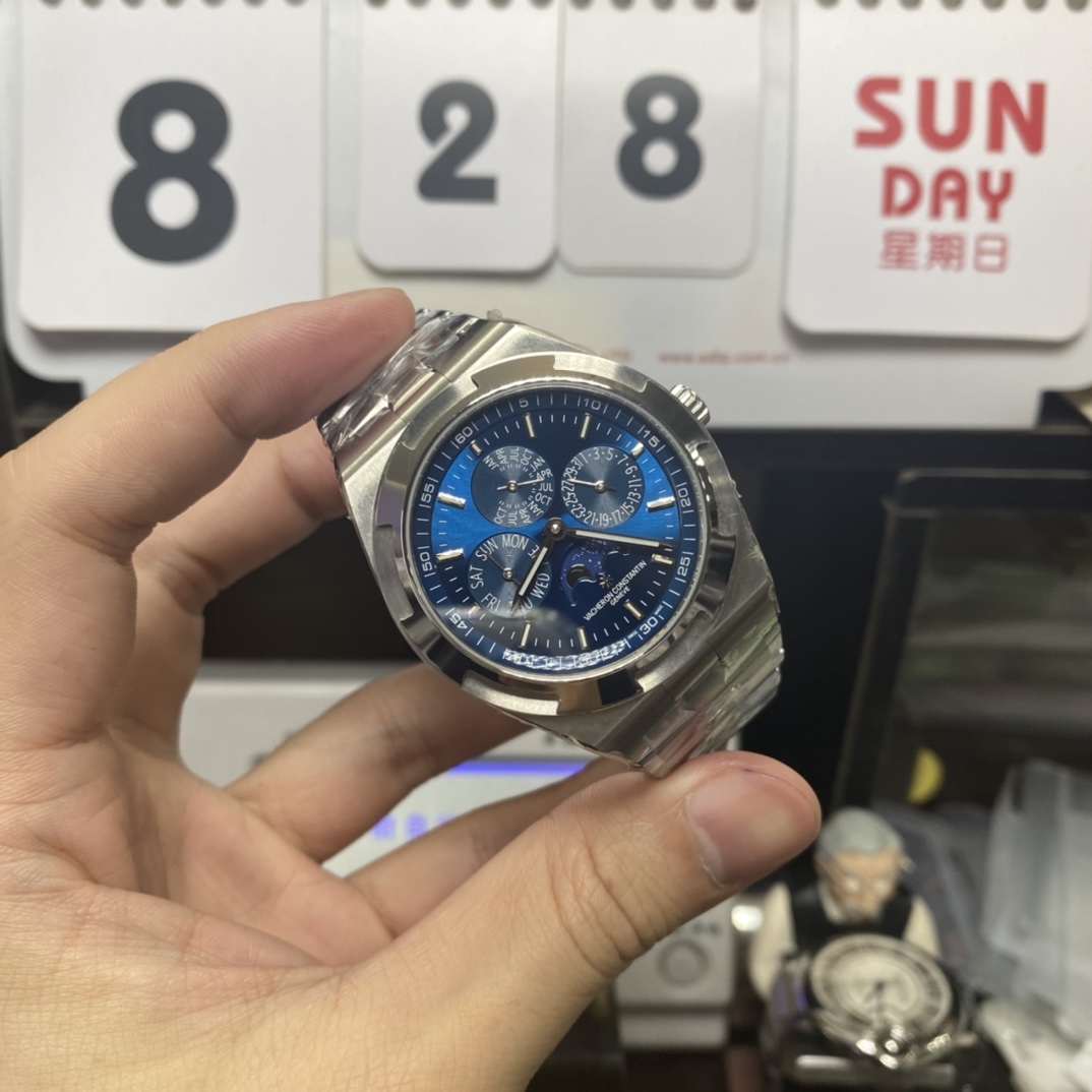 Vacheron Constantin Overseas series 4300V120G-B945, Blue Dial with Steel Bracelet, 41.5mm Size.