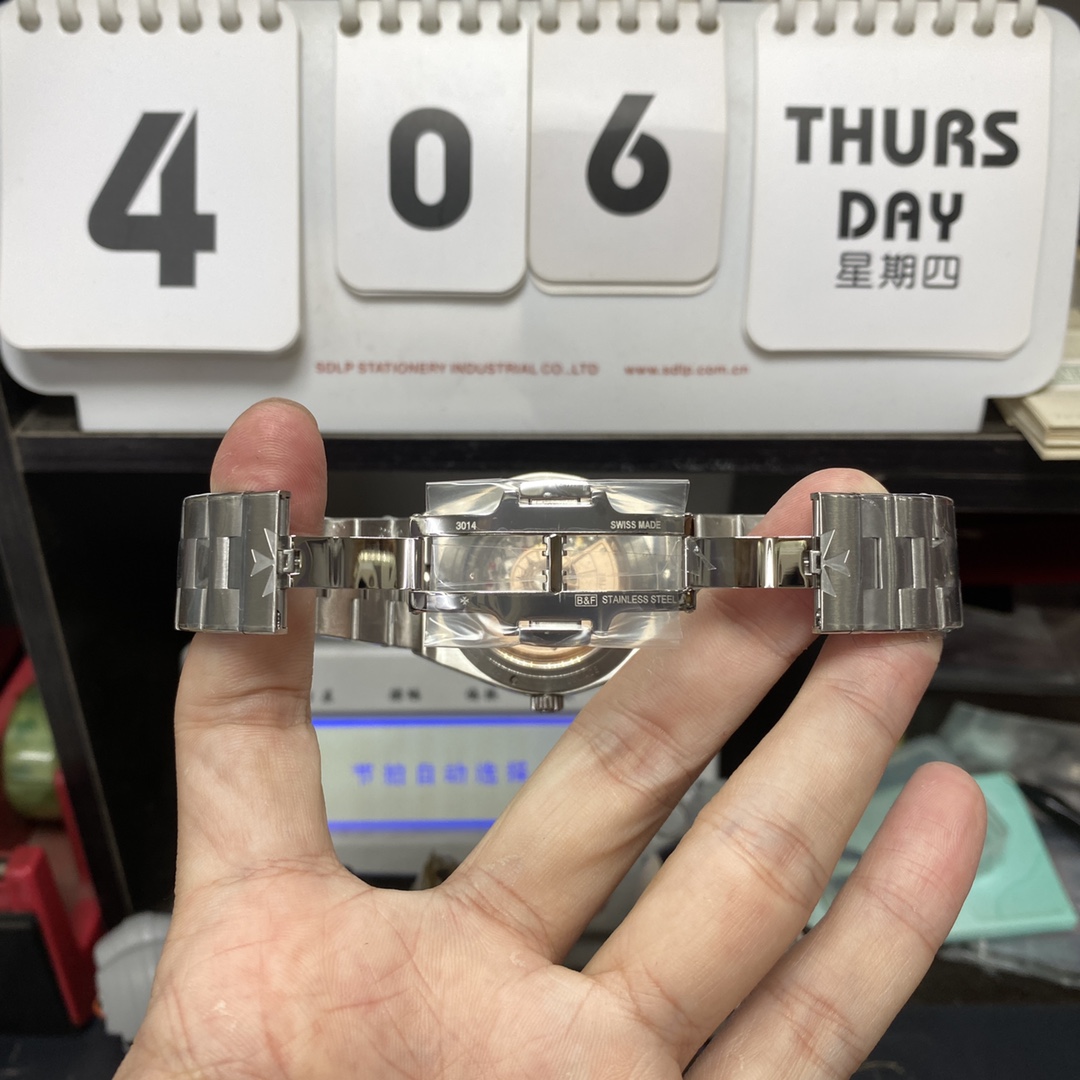 Vacheron Constantin Overseas series Multi-functional perpetual calendar, WHITE Dial with Steel Bracelet, 41.5mm Size.