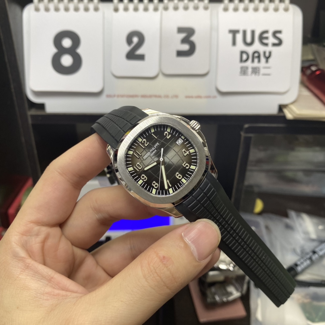 Patek Philippe Aquanaut Series 5167A-001, Black Dial Steel Case Black Rubber Strap, 40mm Size.